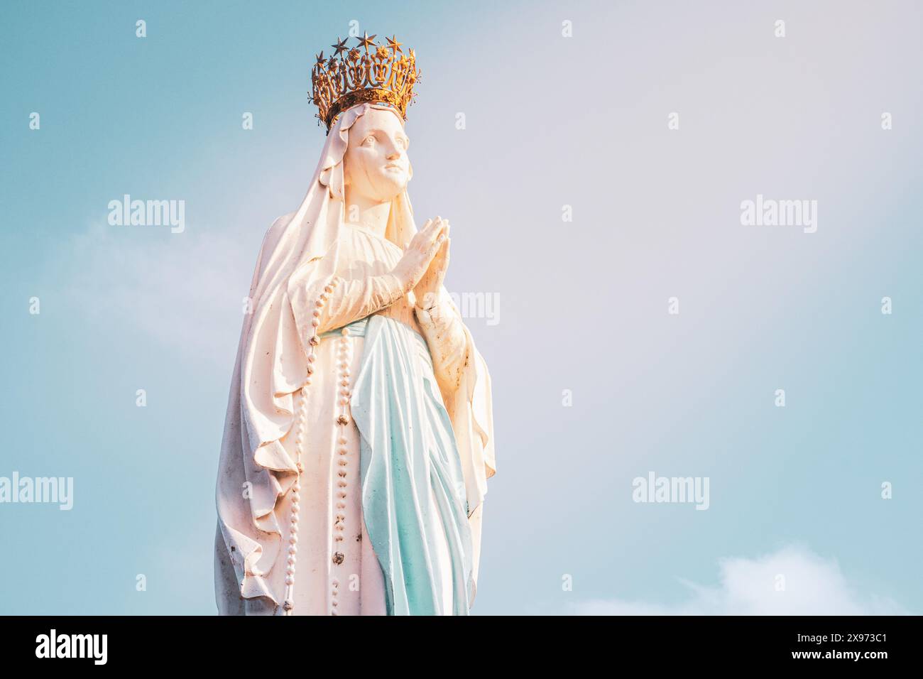 Lourdes, France - 28 août 2021 : sculpture de la Vierge Marie couronnée dans le Sanctuaire de Lourdes en France. Lieu de culte et de pèlerinage pour chr Banque D'Images