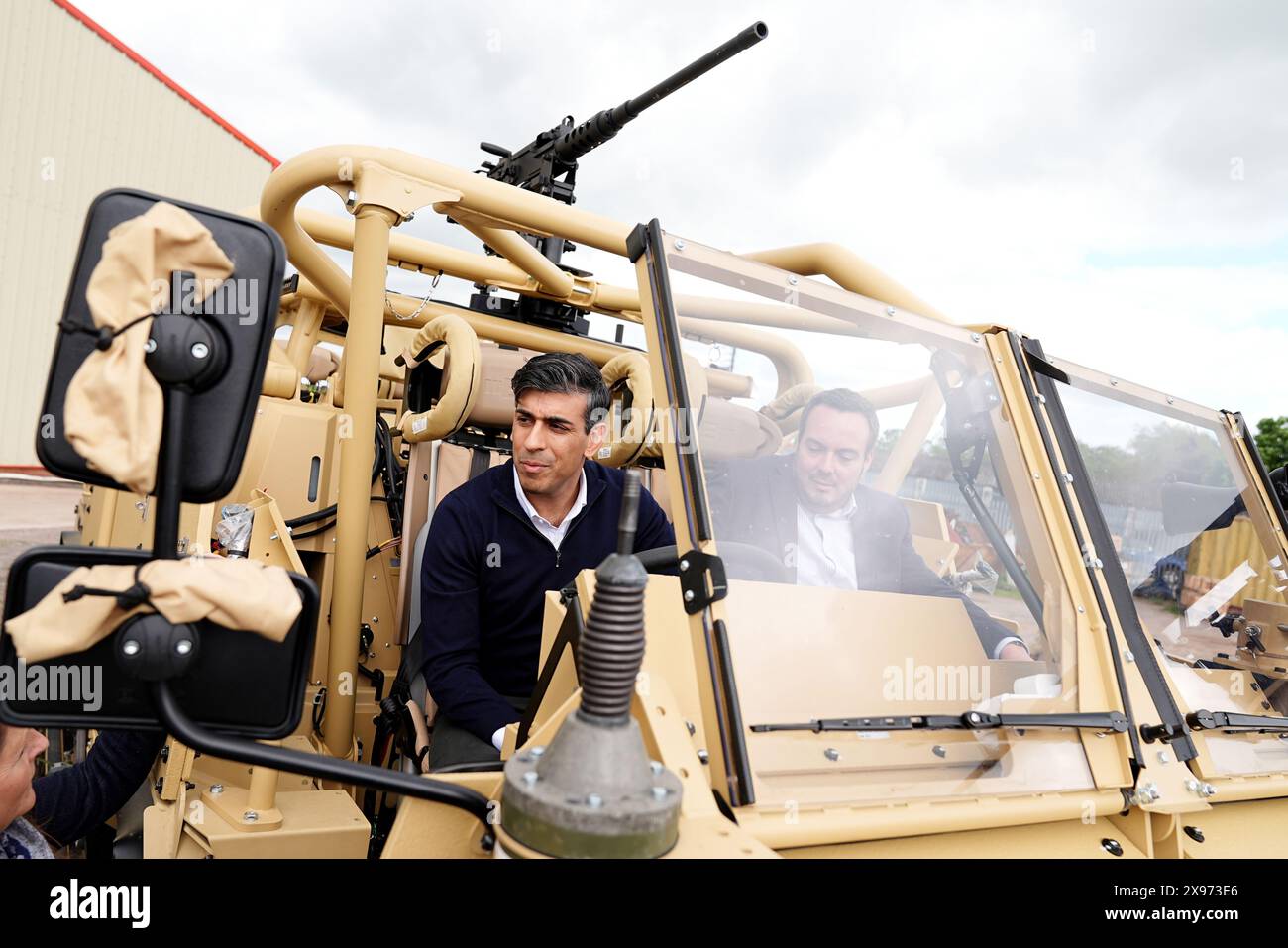 Le premier ministre Rishi Sunak examine les véhicules blindés Jackal lors de sa visite chez le constructeur de véhicules de défense Supacat à Exeter, dans le Devon, alors qu’il se trouvait sur la piste de la campagne électorale générale. Date de la photo : mercredi 29 mai 2024. Banque D'Images