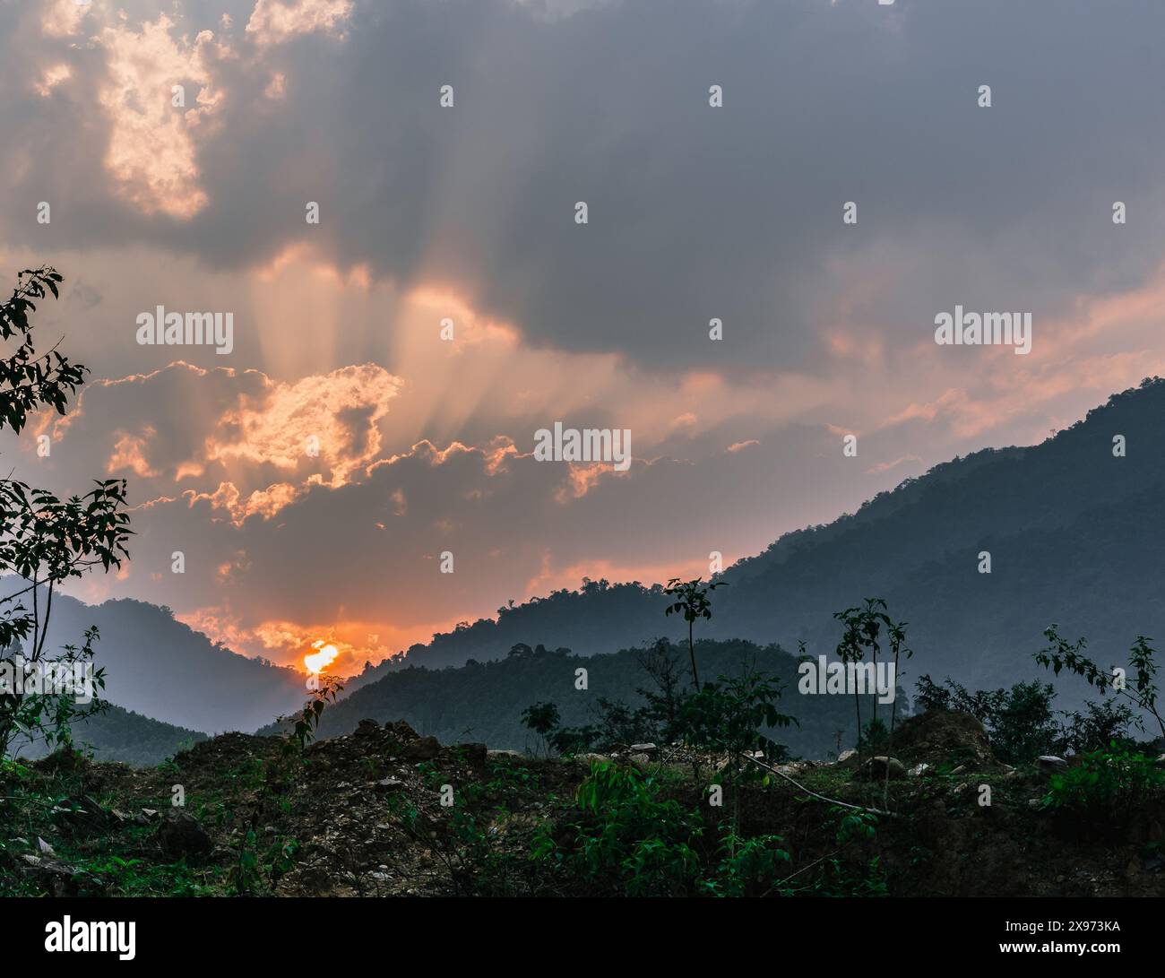 Panorama paysage d'été montagnes. Énergie magique du coucher de soleil orange rose. Rayons de soleil sur des nuages étonnants Banque D'Images