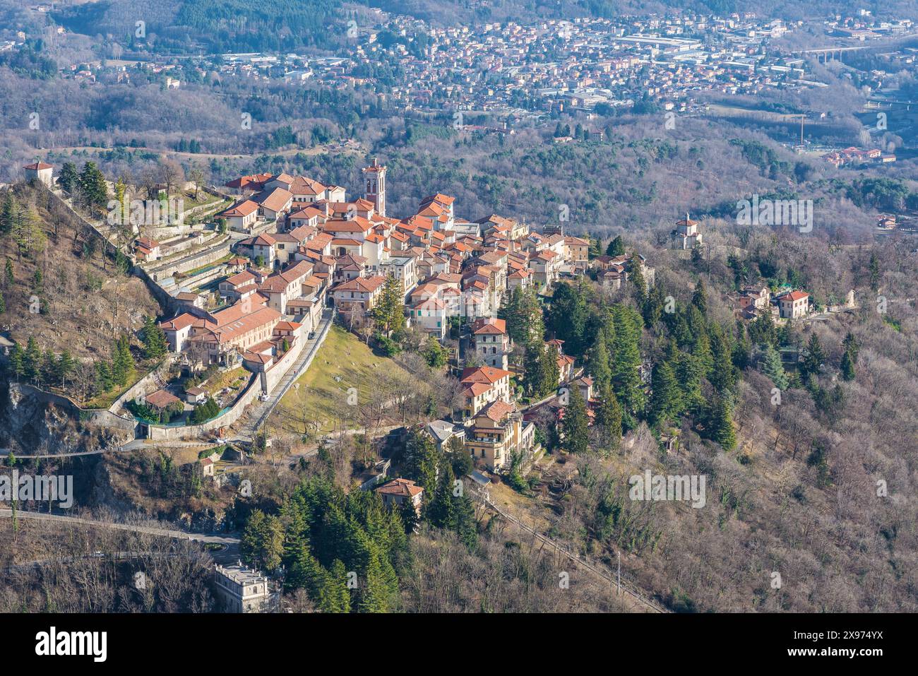 Ancien village perché. Sacro Monte di Varese ou Santa Maria del Monte (site de l'UNESCO) sur la ville de Varèse, au nord de l'Italie. Vue aérienne Banque D'Images