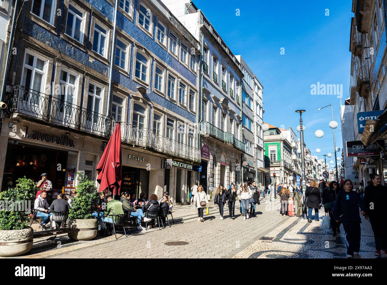 Porto, Portugal - 23 novembre 2023 : rue Santa Catarina, rue commerçante avec des magasins, des restaurants et des gens autour de Porto ou Porto, Portugal Banque D'Images