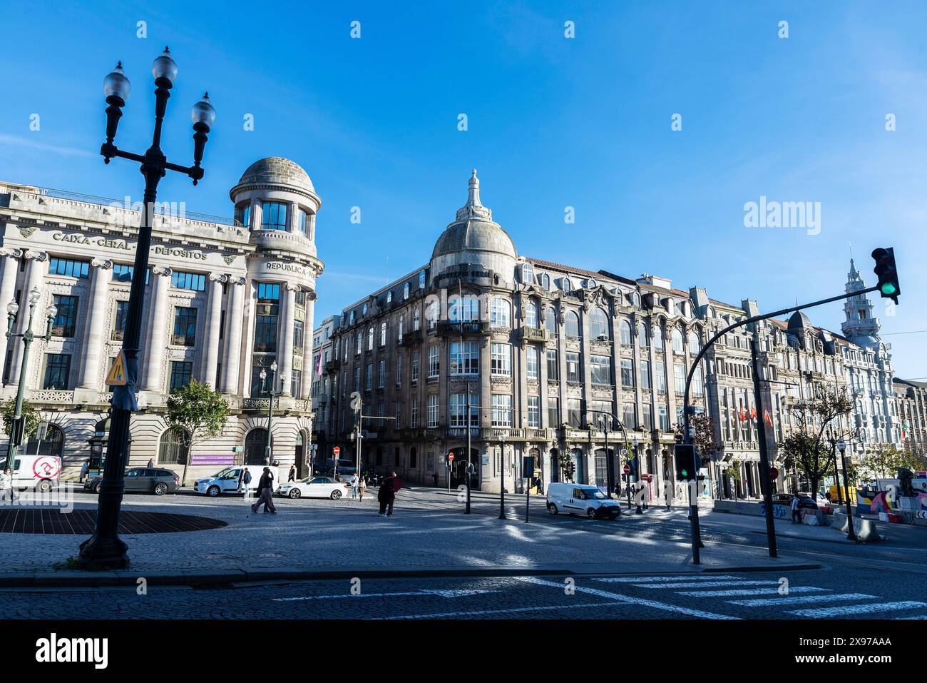 Porto, Portugal - 23 novembre 2023 : façade et logo de la Caixa Geral de Depositos sur l'avenue dos Aliados à Porto ou Porto, Portugal Banque D'Images