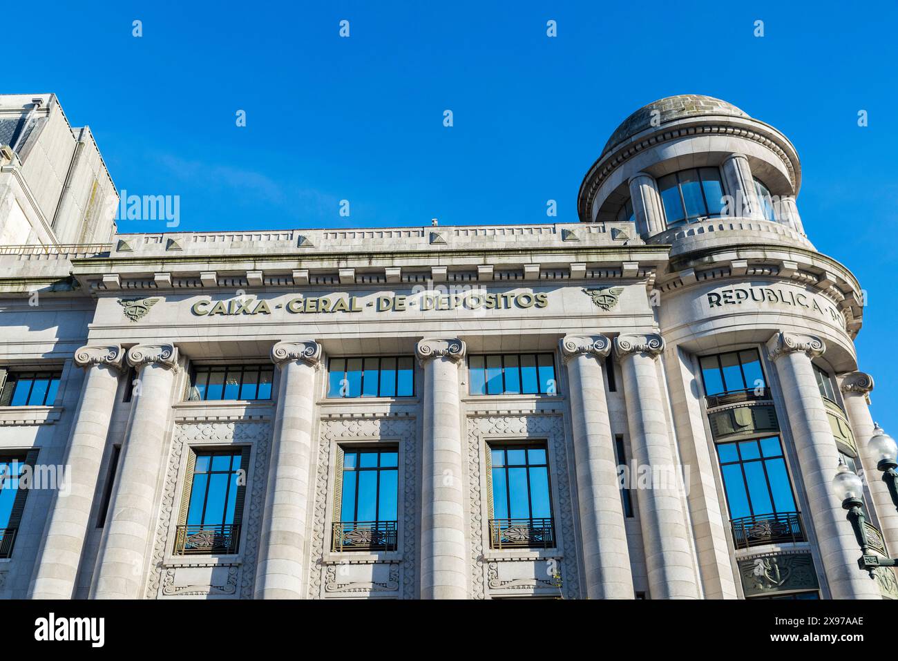 Porto, Portugal - 23 novembre 2023 : façade et enseigne de la banque Caixa Geral de Depositos sur l'avenue dos Aliados à Porto ou Porto, Portugal Banque D'Images