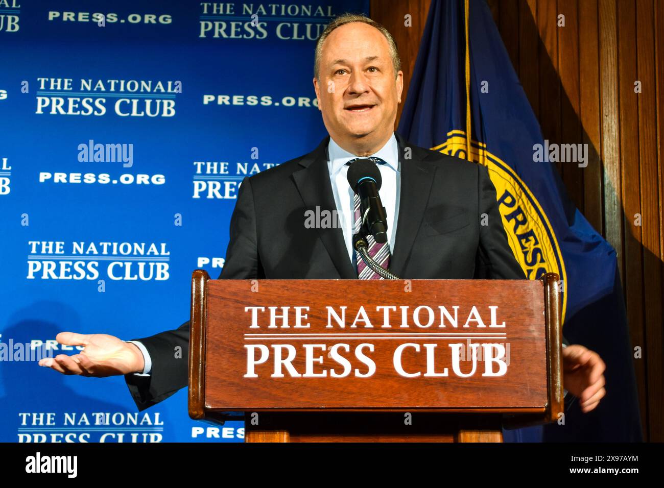 Douglas Emhoff, marié au vice-président américain Kamala Harris, parle au National Press Club sur la santé mentale des jeunes, le 28 mai 2024. Banque D'Images