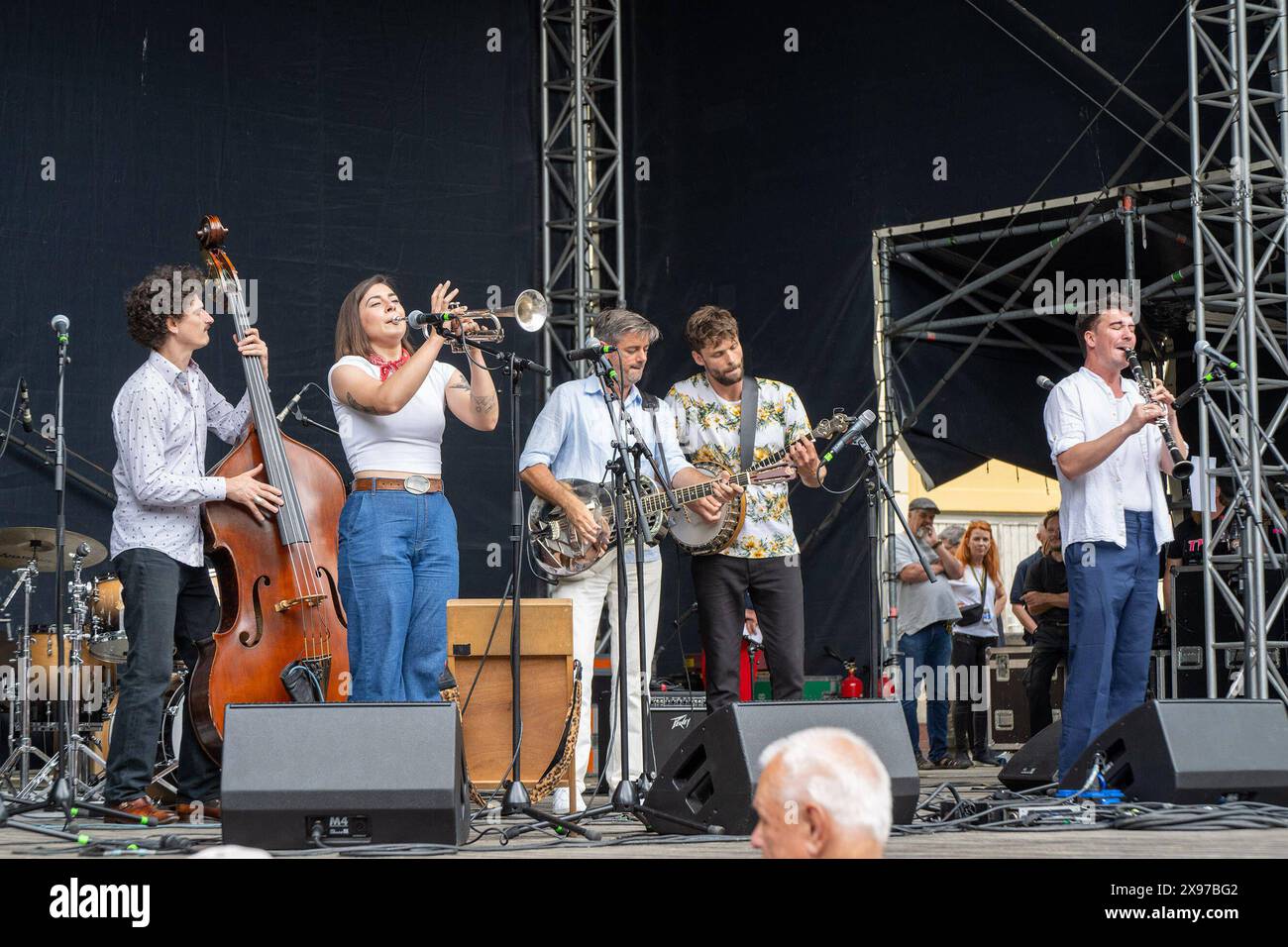 Sachsen Dresden Freilichtbühne Junge Garde Openair Gala Dxieland mit vielen bands - hier die Band aus Paris Mama Shakers mit Angela Strandberg 190524 1905,24 Dresde *** Saxe Dresde Freilichtbühne Junge Garde Openair Gala Dxieland avec de nombreux groupes ici le groupe de Paris Mama Shakers avec Angela Strandberg 190524 1905 24 Dresde Banque D'Images