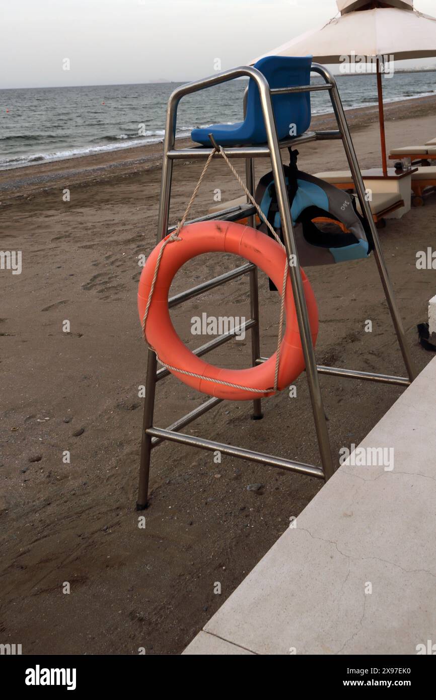 Tour des sauveteurs et anneau de Lifebouoy sur la plage du Chedi Hotel Muscat Oman Banque D'Images