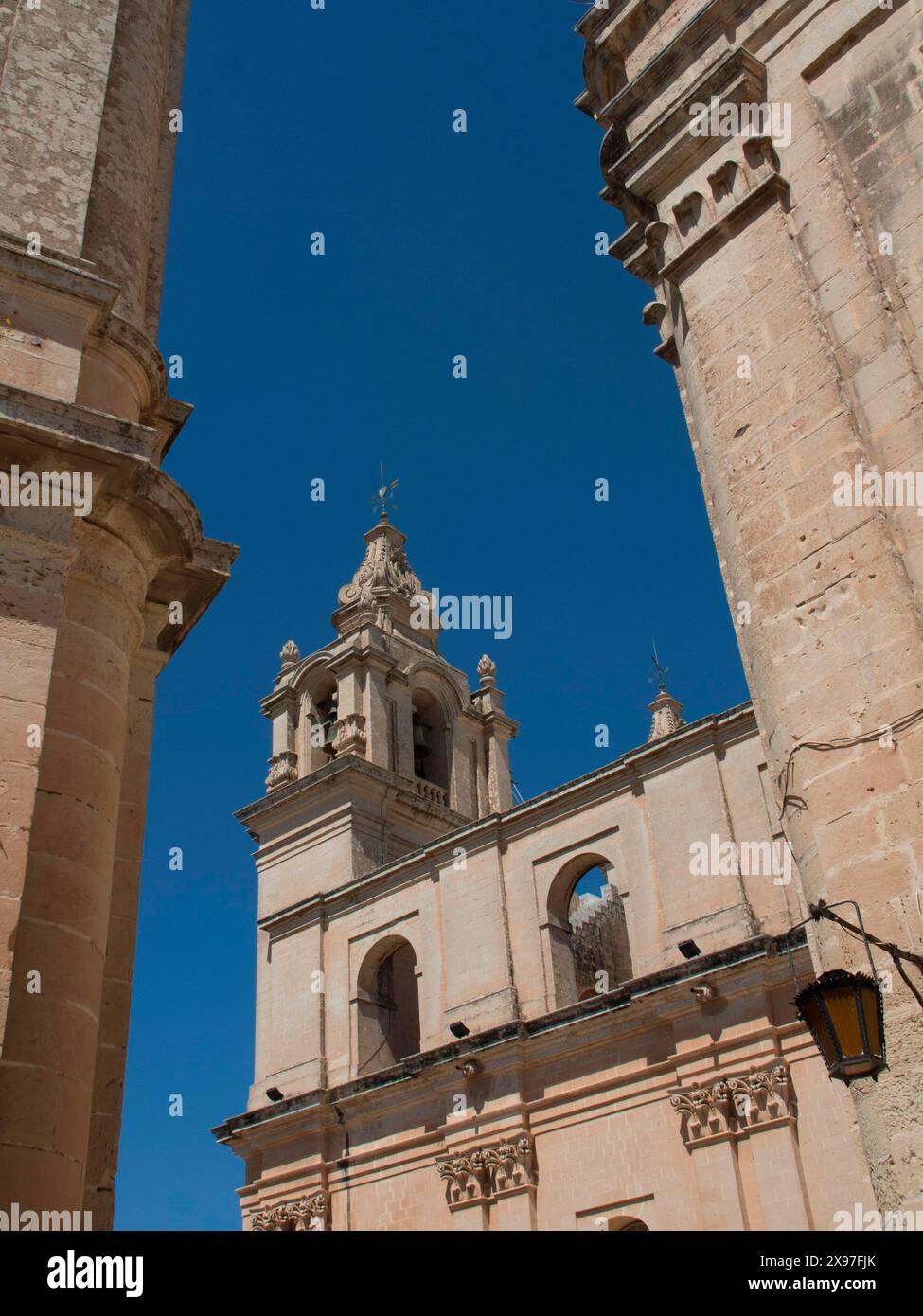Gros plan des clochers d'un bâtiment baroque sous un ciel clair, bâtiments historiques avec de belles fenêtres, balcons et petites tours, Mdina, Malte Banque D'Images