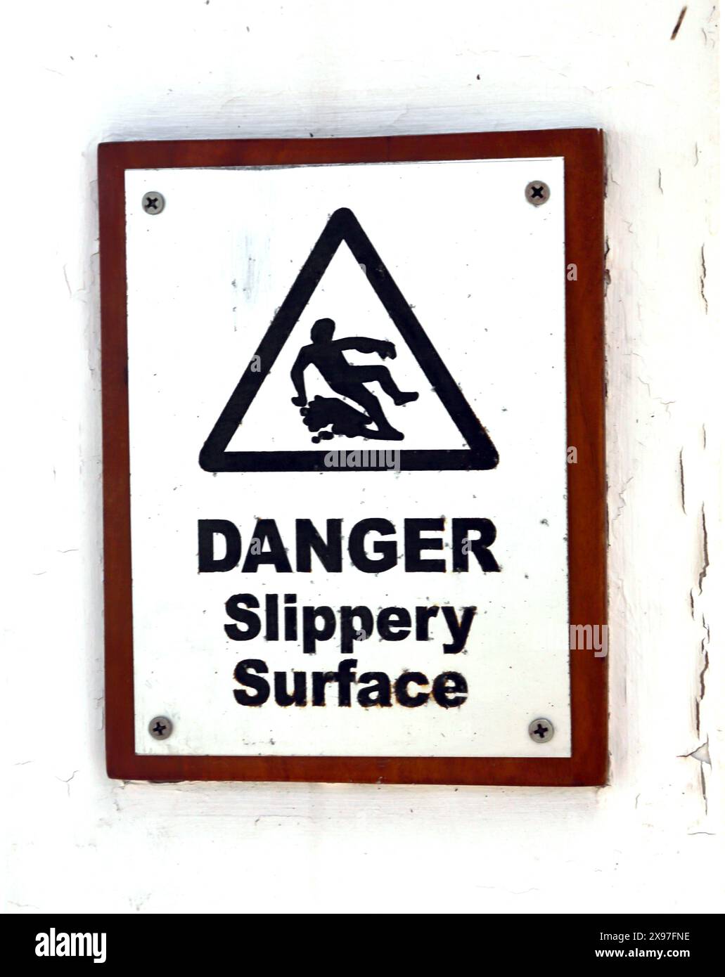 Danger Slippery surface Sign by Pool au Chedi Hotel Muscat Oman Banque D'Images