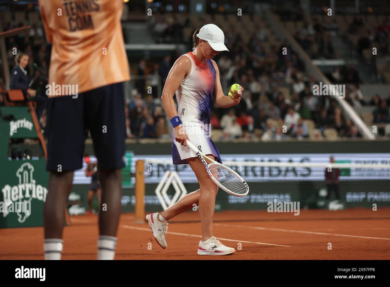 Paris, France. 29 mai 2024. IgA Swiatek, polonaise en tête, joue contre Naomi Osaka, japonaise, lors de son match de deuxième ronde de l’Open de France de Tennis à Roland Garros, à Paris, en France, le mercredi 29 mai 2024. Swiatek a gagné 6-7, 1-6, 7-5. Photo de Maya Vidon-White/UPI crédit : UPI/Alamy Live News Banque D'Images