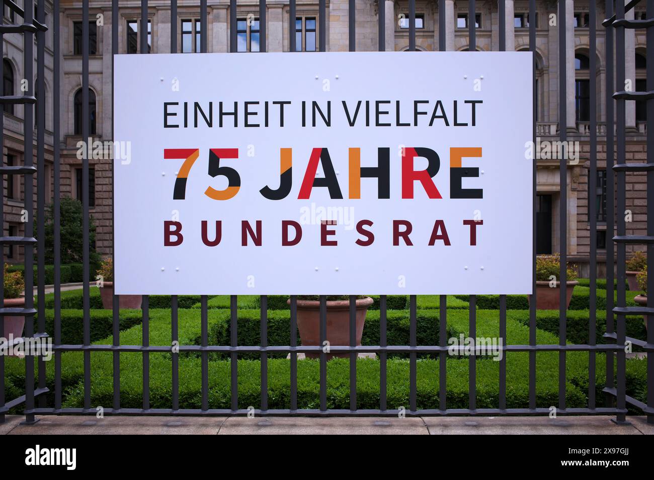 Affiche, signe 75 ans d'unité dans la diversité, anniversaire de la Loi fondamentale allemande, Bundesrat, Berlin, Allemagne Banque D'Images