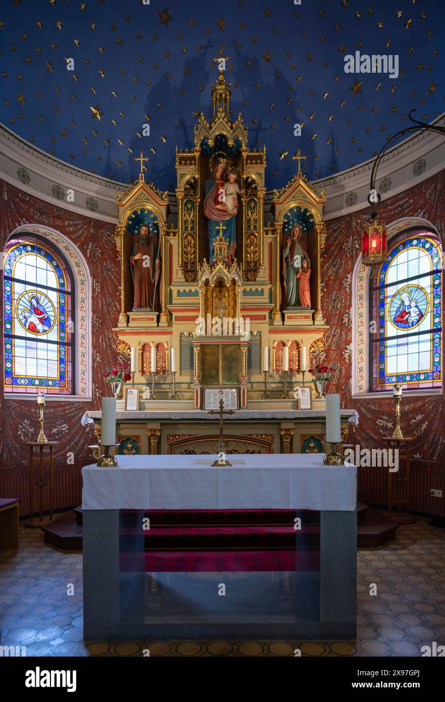 Vue intérieure du maître-autel, choeur, équipements Marien am Behnitz, Marienkirche, deuxième plus ancienne église catholique de Berlin, quartier Spandau, Berlin Banque D'Images