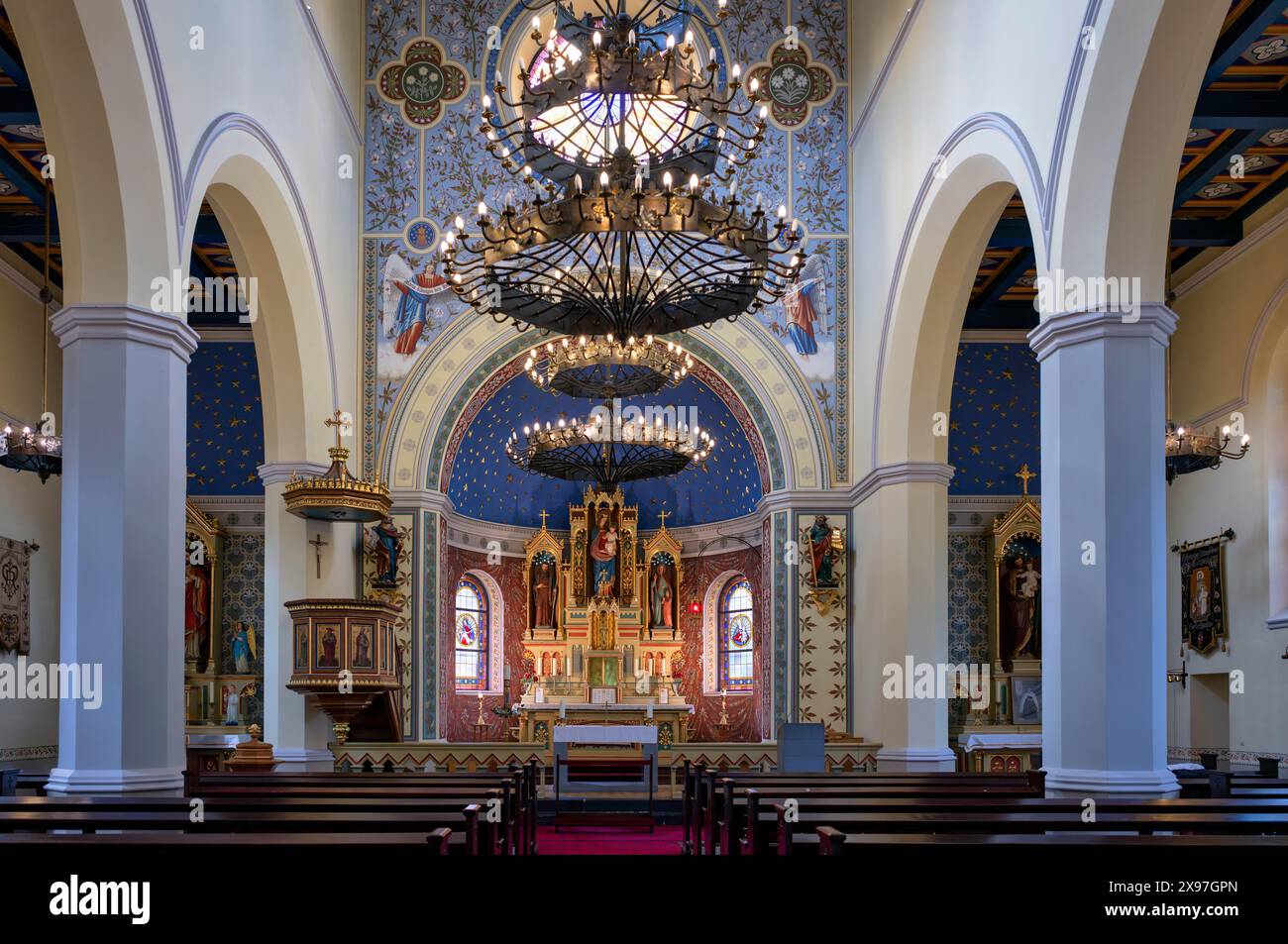 Vue intérieure de la nef avec vue sur l'autel, situé Marien am Behnitz, Marienkirche, deuxième plus ancienne église catholique de Berlin, quartier Spandau Banque D'Images