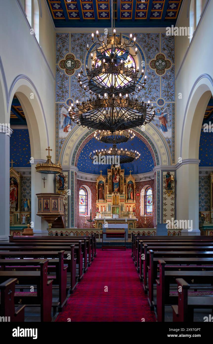 Vue intérieure de la nef avec vue sur l'autel, situé Marien am Behnitz, Marienkirche, deuxième plus ancienne église catholique de Berlin, quartier Spandau Banque D'Images