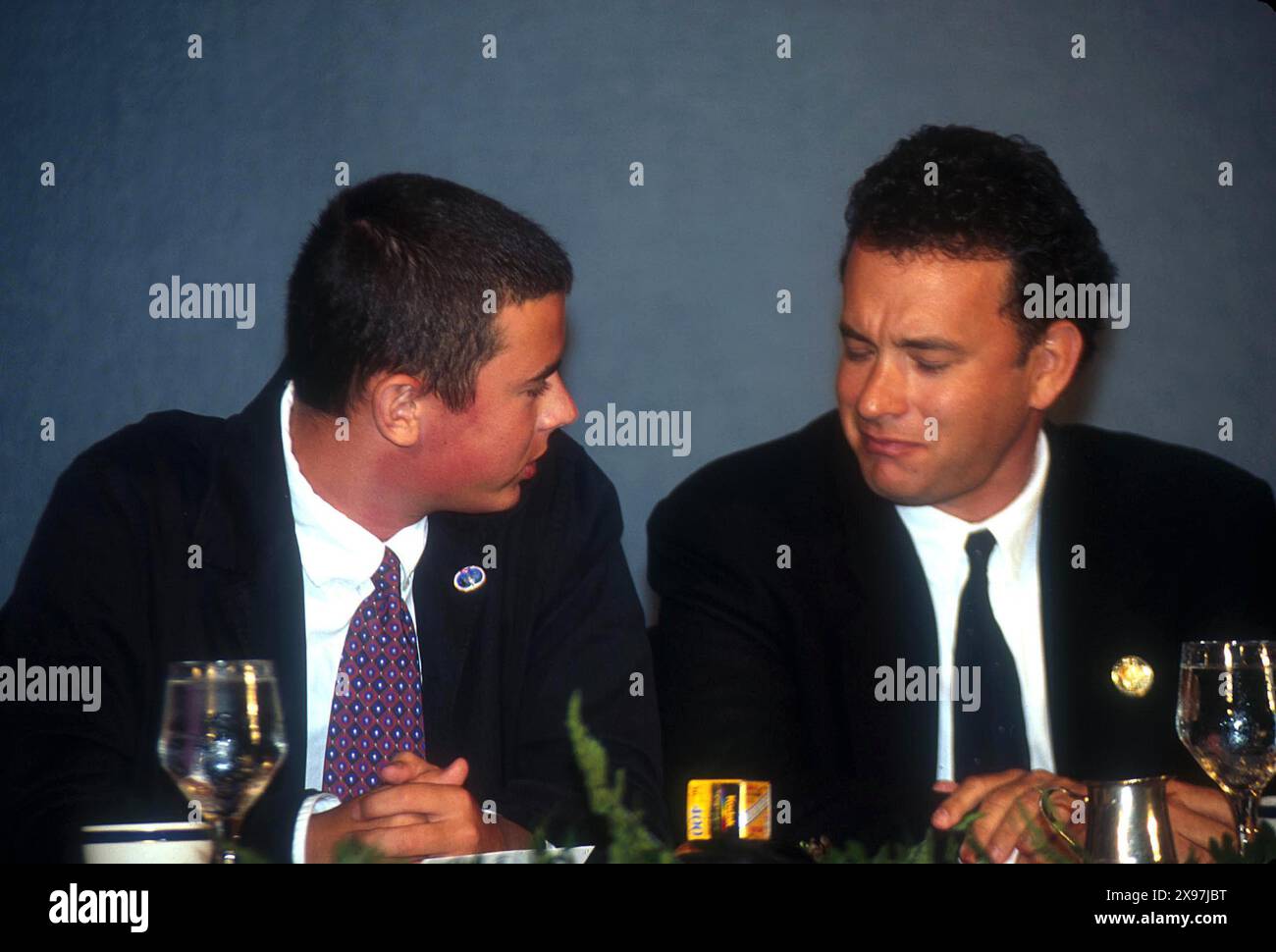 K2254JKEL : 7/26/95.LE DÉJEUNER PNJ POUR JIM LOVELL A DÉCERNÉ UNE MÉDAILLE SPATIALE NATIONALE DU PRÉSIDENT..COLIN (17 ANS) AVEC SON PÈRE TOM HANKS. JAMES M. KELLY/ 1995(CRÉDIT IMAGE : © JAMES M. KELLY/ZUMA WIRE) USAGE ÉDITORIAL SEULEMENT! Non destiné à UN USAGE commercial ! Banque D'Images