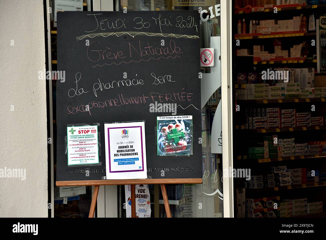 Marseille, France. 29 mai 2024. La pharmacie de l'Estaque plage a placé un tableau noir avec des affiches à l'entrée pour avertir les clients de la grève nationale. Les pharmacies françaises seront presque toutes en grève le jeudi 30 mai 2024, à l’exception de celles réquisitionnées par les agences régionales de santé (ARS). Ils dénoncent les difficultés financières, les pénuries de médicaments et le projet d’autoriser la vente en ligne. Crédit : SOPA images Limited/Alamy Live News Banque D'Images