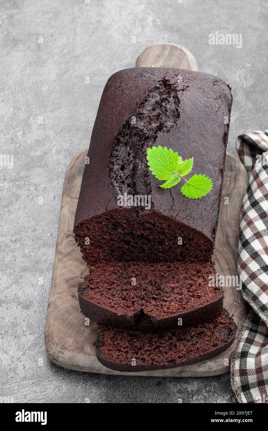 Gâteau de pain au chocolat noir sur fond gris Banque D'Images