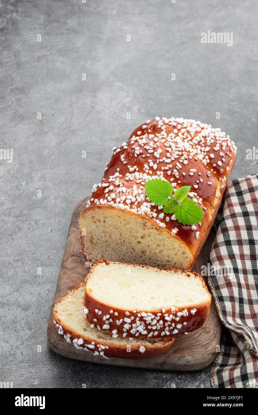 Pain blanc sucré avec des saupoudrages de sucre sur fond gris Banque D'Images