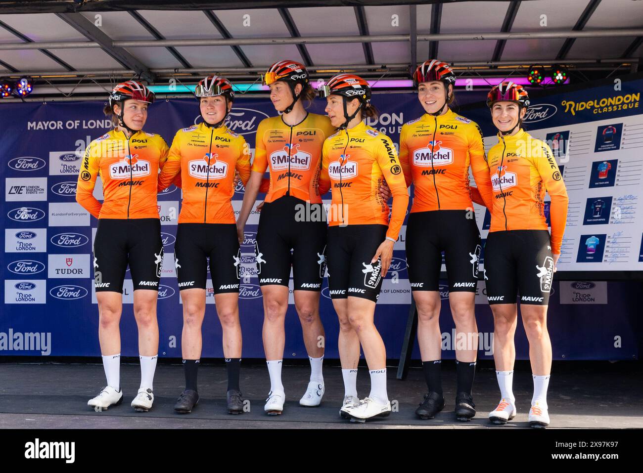 Coureurs de St Michel Mavic Auber 93 à 2024 Ford RideLondon classique Women's WorldTour course cycle étape deux à Maldon, Essex, Royaume-Uni. Banque D'Images Coureurs de St Michel Mavic Auber 93 à 2024 Ford RideLondon classique Women's WorldTour course cycle étape deux à Maldon, Essex, Royaume-Uni. Banque D'Images