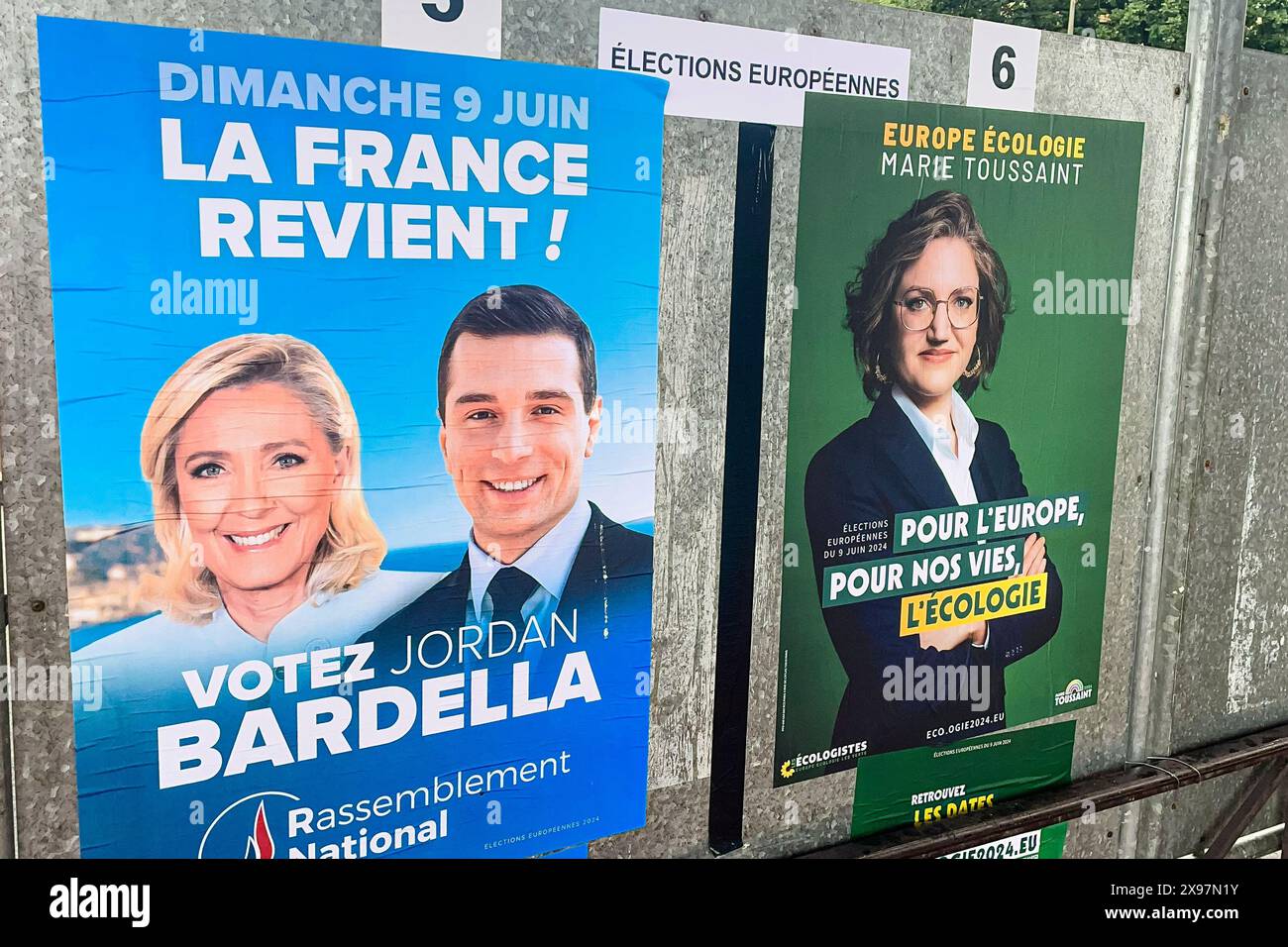 Paris, France. 29 mai 2024. Des affiches pour les élections européennes de 2024 sont exposées à la gare routière du Parc équipé-Cloud sur les bords de Seine. Les élections européennes auront lieu du 6 au 9 juin 2024. Crédit : Frank Molter/dpa/Alamy Live News Banque D'Images