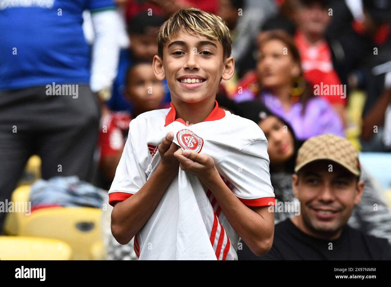 Rio de Janeiro, 27 mai 2024. Fan de football, lors d'un match de charité en l'honneur des victimes des inondations du Rio Grande do Sul, au stade Maracanã. Banque D'Images