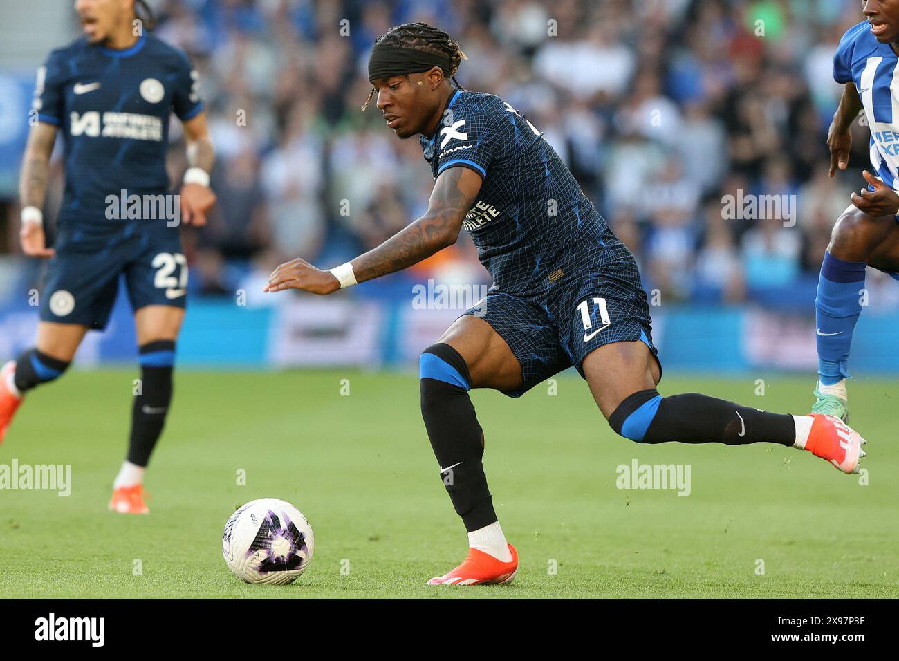 Noni Madueke en action pour le Chelsea FC contre Brighton & Hove Albion à l'AMEX Stadium Banque D'Images