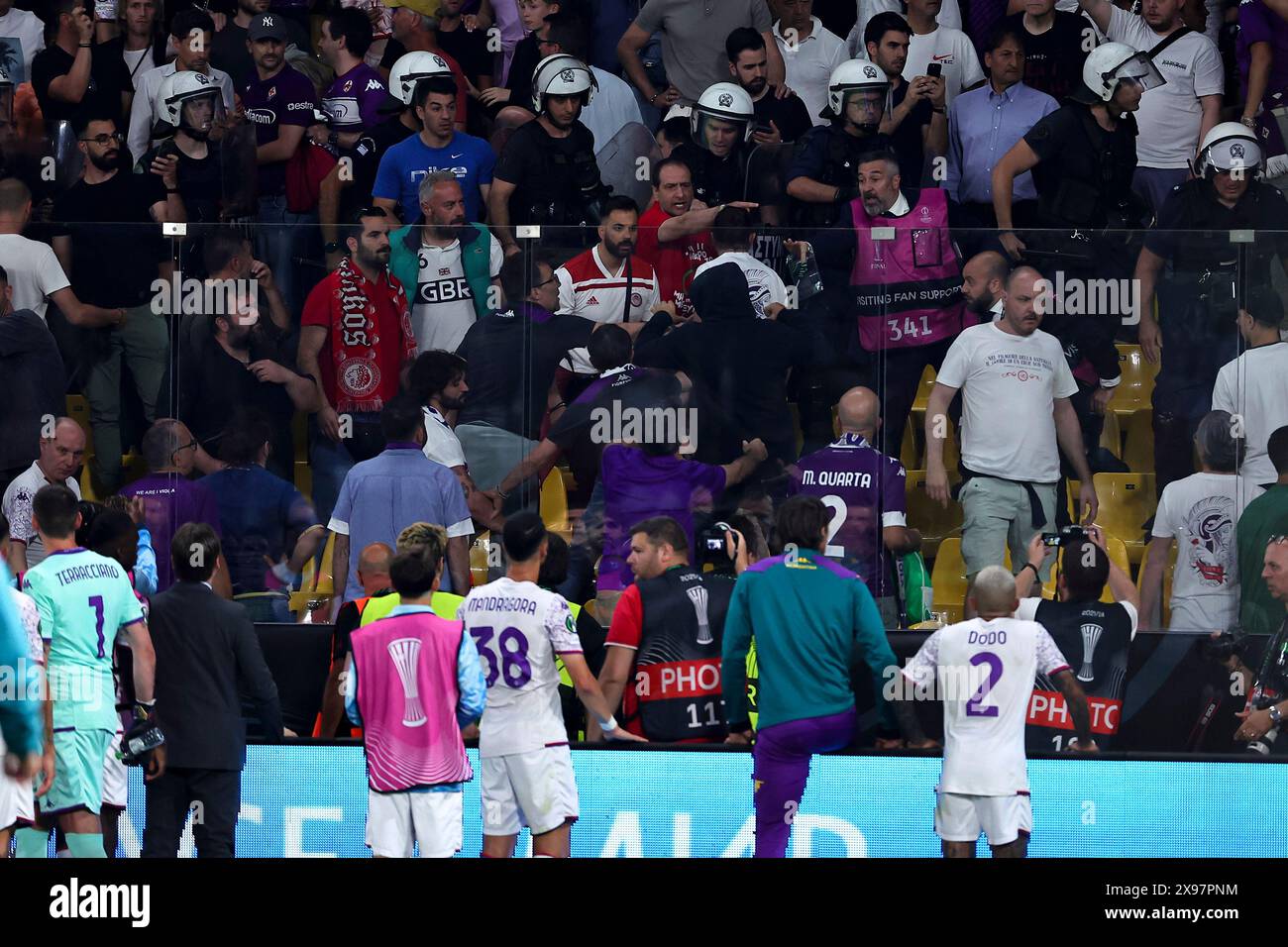 Athènes, Grèce. 29 mai 2024. Les joueurs de Fiorentina tentent d'intervenir pour régler certains différends entre supporters lors du match de finale de la Conference League 2023/2024 entre l'Olympiacos FC et l'ACF Fiorentina au stade AEK Arena à Athènes (Grèce), le 29 mai 2024. Crédit : Insidefoto di andrea staccioli/Alamy Live News Banque D'Images