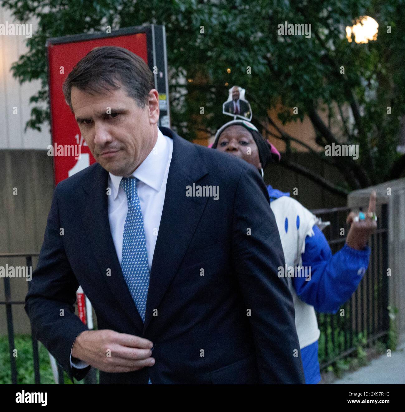 New York, États-Unis. 28 mai 2024. Le manifestant crie contre l'avocat de Trump, Todd Blanche, alors qu'il quitte le palais de justice après la clôture des débats. Crédit : John Garry/Alamy Live News Banque D'Images