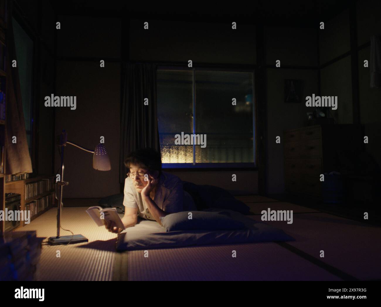 Perfect Days (2024) réalisé par Wim Wenders et mettant en vedette Koji Yakusho, Tokio Emoto et Arisa Nakano. Un concierge satisfait au Japon conduit entre des emplois en écoutant de la musique rock et à travers une série de rencontres inattendues nous penchons sur son passé. Photographie publicitaire ***USAGE ÉDITORIAL SEULEMENT***. Crédit : BFA / Neon Banque D'Images