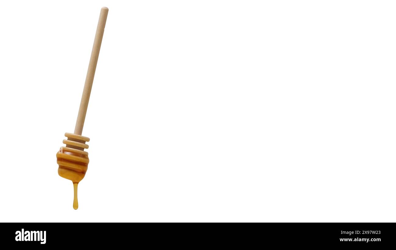 Benne à miel en bois dégouttant avec une goutte de miel. Arrière-plan blanc isolé et espace de copie. Banque D'Images
