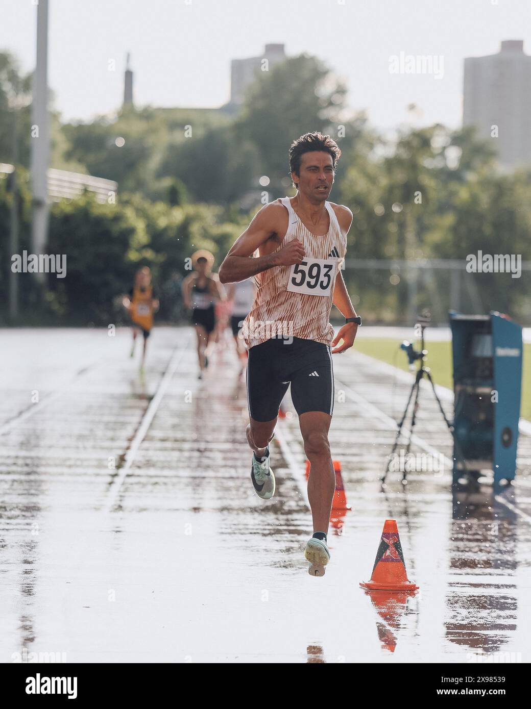 Stratford, Royaume-Uni. 26 mai 2024. Marc Mullen de Vegan Runners UK après avoir remporté Heat 2 au 800 m du Stratford Speed Grand Prix 2024. Crédit : George Tewkesbury/Alamy Live News Banque D'Images