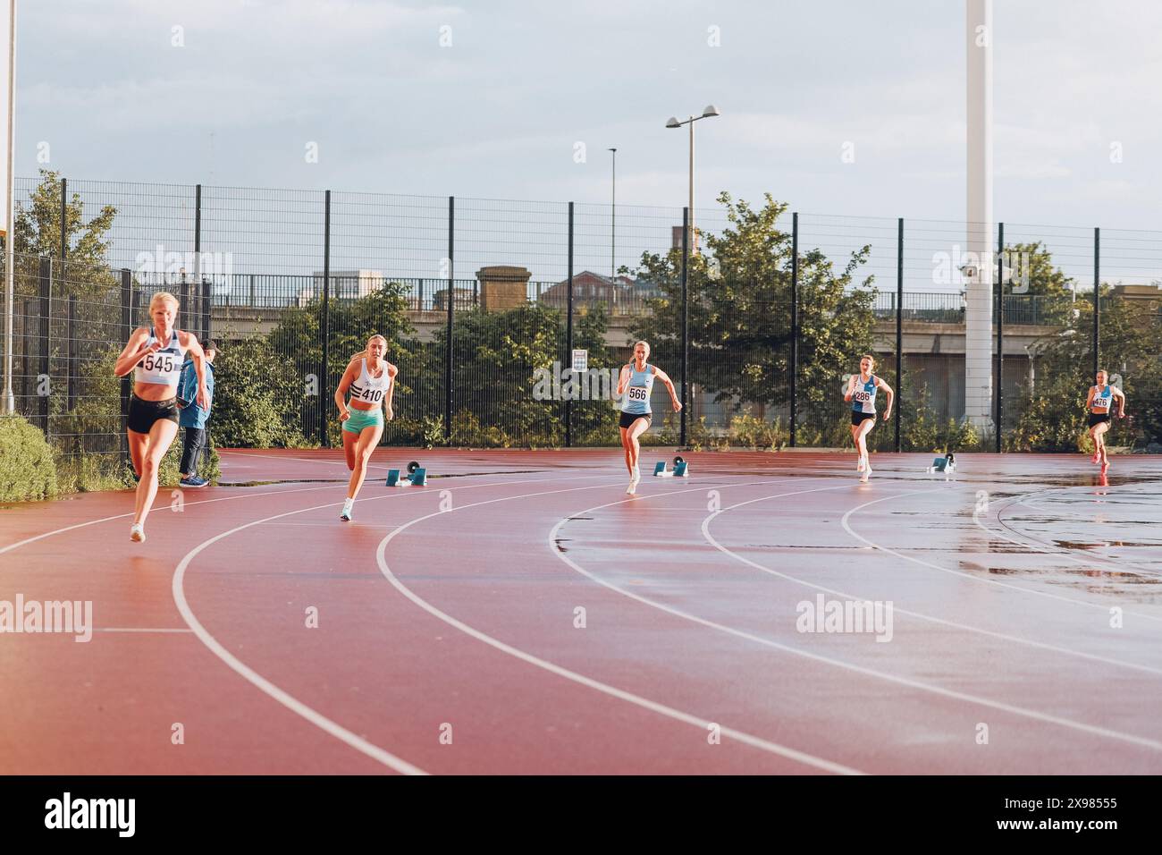 Stratford, Royaume-Uni. 26 mai 2024. (De gauche à droite) Kat Sutton de Dartford Harriers A.C., Emily Bowart de Tonbridge A.C., Laura Burke de Windsor Slough Eton et Hounslow A.C., Amy Greig de St Mary's Richmond A.C. et Isabelle Neville de Tamworth A.C. en action pendant Heat 2 dans les 400mW du Stratford Speed Grand Prix 2024. Crédit : George Tewkesbury/Alamy Live News Banque D'Images