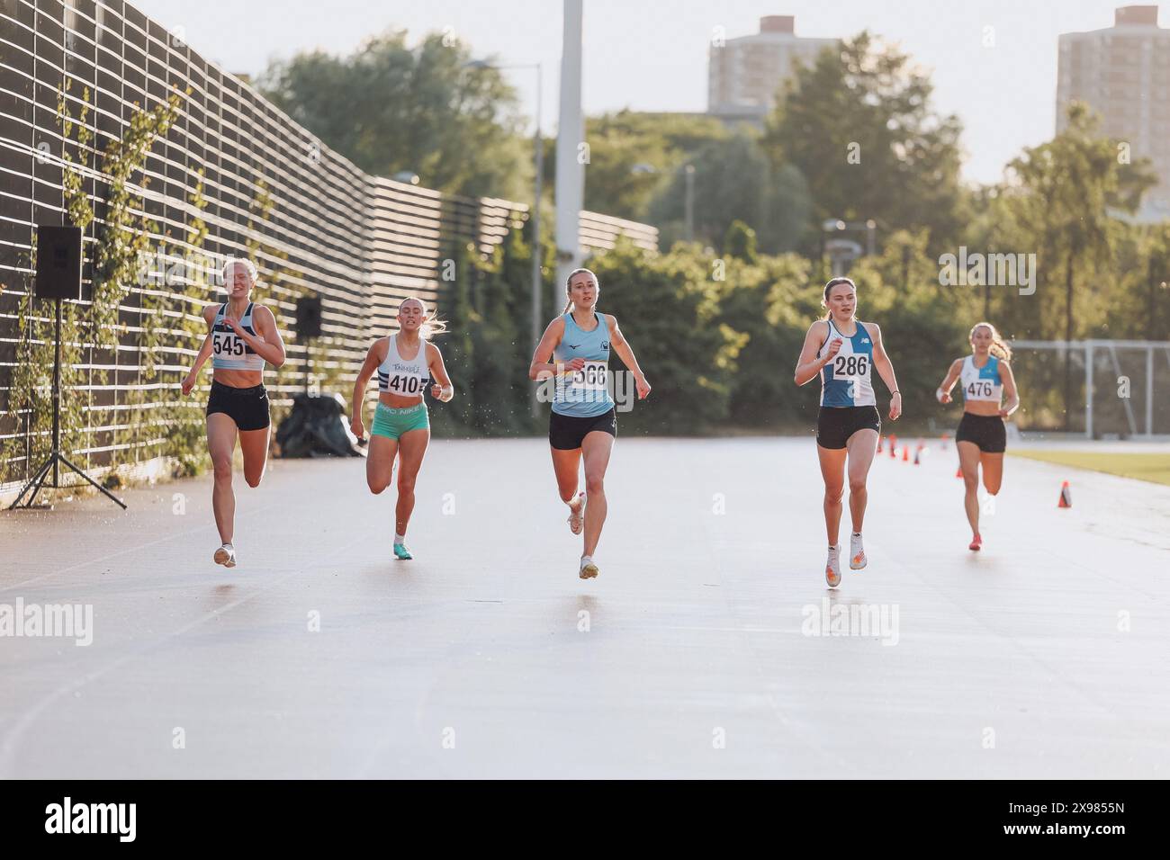 Stratford, Royaume-Uni. 26 mai 2024. (De gauche à droite) Kat Sutton de Dartford Harriers A.C., Emily Bowart de Tonbridge A.C., Laura Burke de Windsor Slough Eton et Hounslow A.C., Amy Greig de St Mary's Richmond A.C. et Isabelle Neville de Tamworth A.C. en action pendant Heat 2 dans les 400mW du Stratford Speed Grand Prix 2024. Crédit : George Tewkesbury/Alamy Live News Banque D'Images