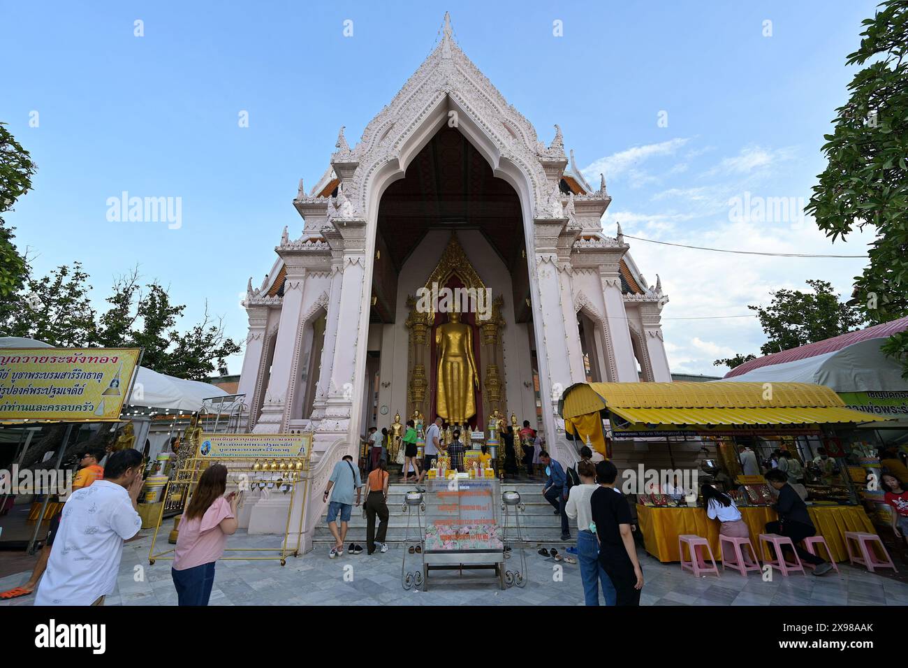 Le très vénéré Bouddha debout de 24 pieds de haut, Phra Ruang Rojanarit, monte la garde au nord de Phra Pathom Chedi, montrant le mudra Abhaya Banque D'Images