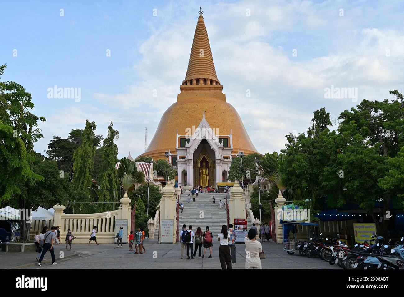 Vue du stupa Phra Pathom Chedi de 120 m de haut style sri-lankais, en forme de cloche, depuis l'entrée nord du temple bouddhiste, Nakhon Pathom, Thaïlande Banque D'Images