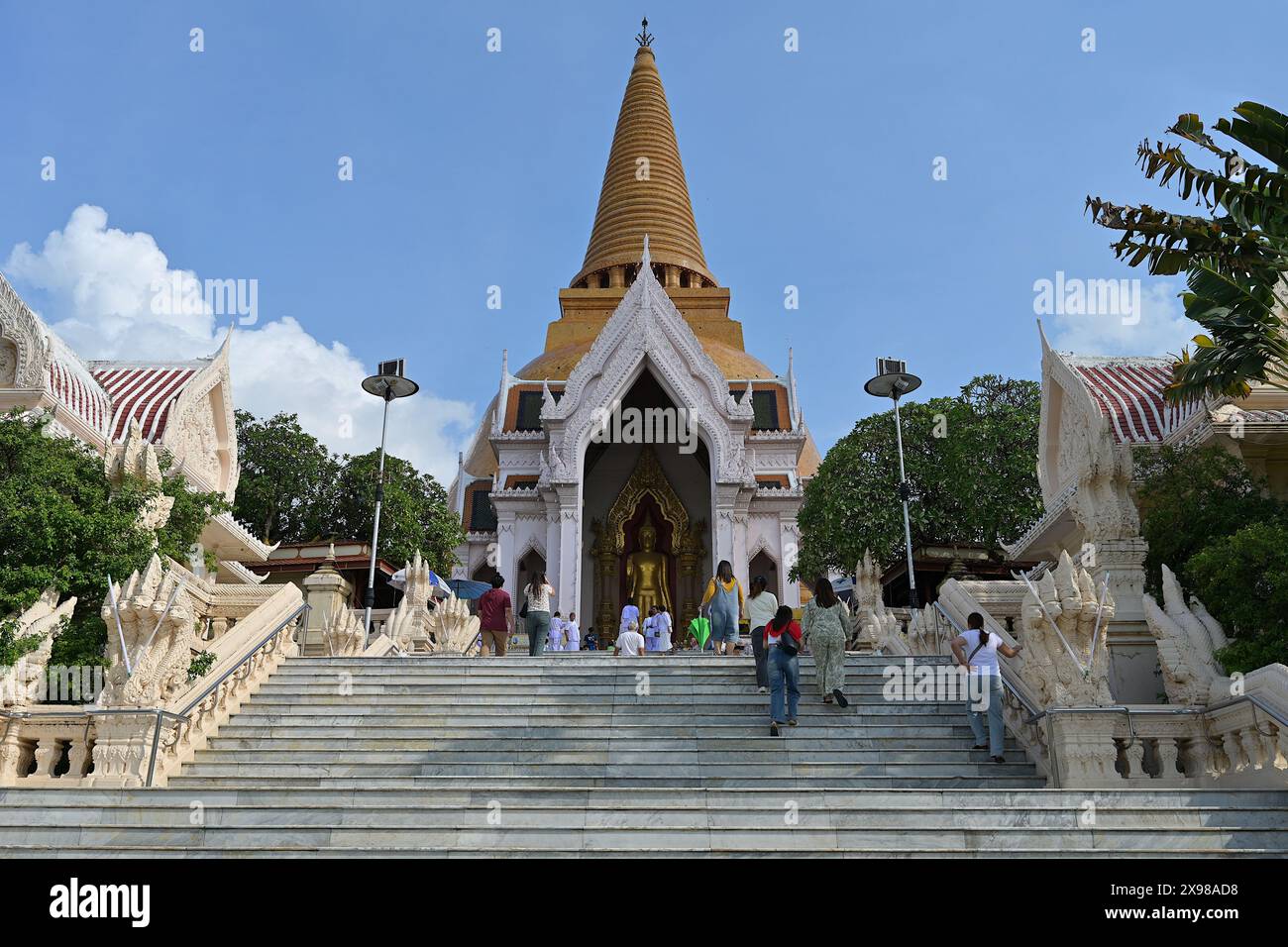 Grand escalier menant au stupa de Wat Phra Pathommachedi Ratcha Wora Maha Wihan, de l'entrée nord du temple, Nakhon Pathom, Thaïlande Banque D'Images