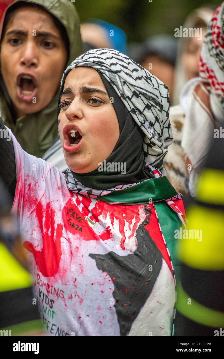 Partisane pro-palestinienne, portant des couleurs nationales et un t-shirt taché de sang, lors de la manifestation d'aujourd'hui "mains de Rafah" à la Haye. Quelques centaines de manifestants pro-palestiniens se sont tenus en face de la "Tweede Karmer" ou, la "deuxième chambre", le siège néerlandais du gouvernement à la Haye, lors de todayís "Hands off Rafah - où est votre ligne rouge Rutte?". Les manifestants se tenaient sous une pluie battante, certains avec des mégaphones, et exigeaient que le gouvernement néerlandais change de position dans son soutien à Israël. La manifestation était en réponse à Rafah dimanche, dans lequel 45 personnes ont été tuées, selon le Banque D'Images