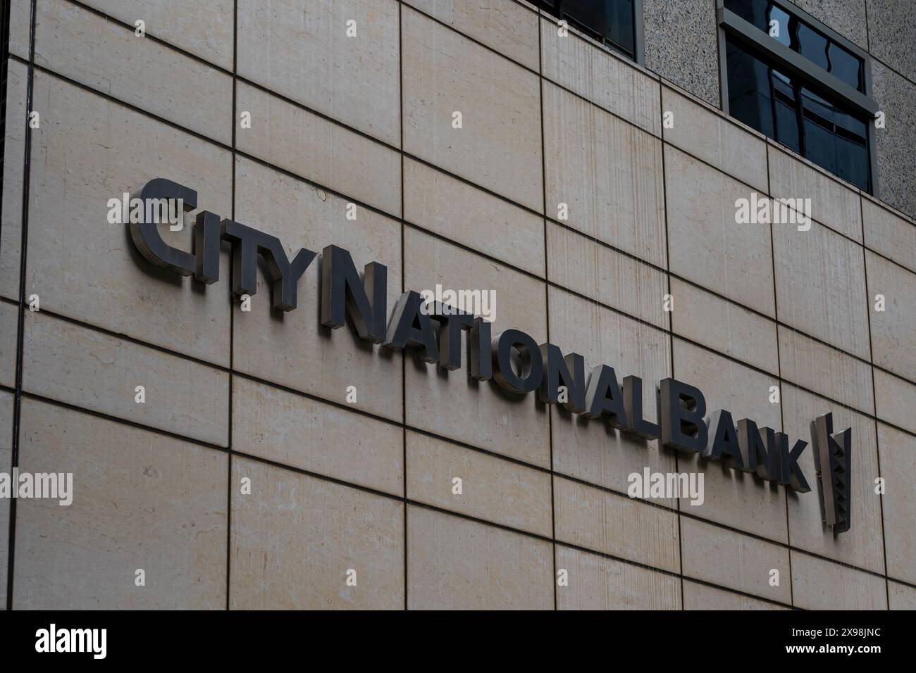 Gros plan du logo de la Banque nationale de la ville sur l'immeuble de bureaux. Banque D'Images