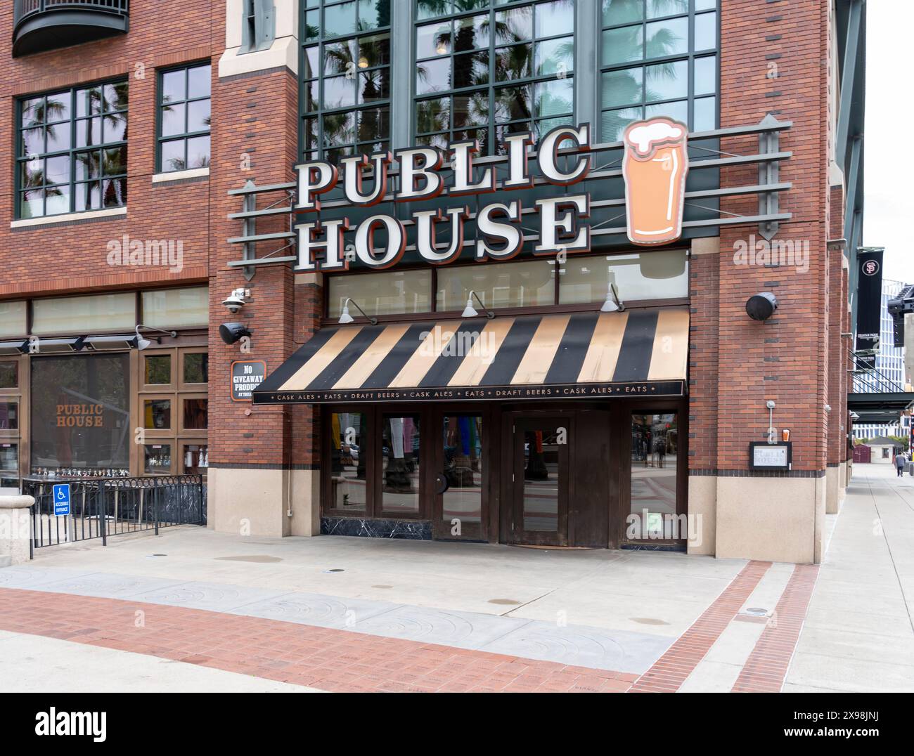 Bar Public House sur la Willie Mays Plz à San Francisco, CA, États-Unis. Banque D'Images