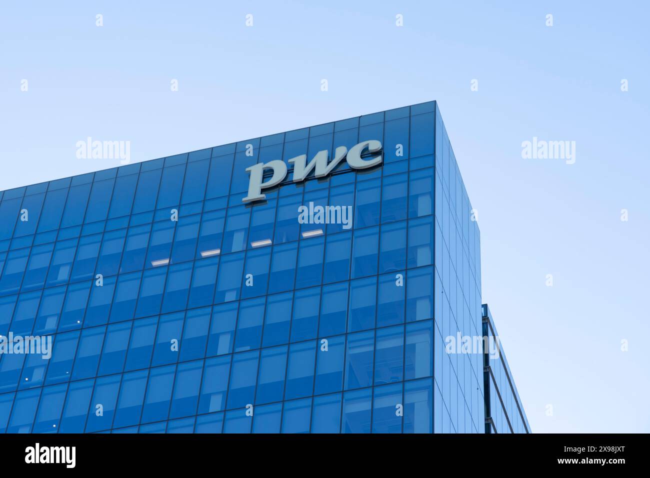 Boston, ma, États-Unis - 11 novembre 2023 : bureau de PwC au 101 Seaport Blvd à Boston, ma, États-Unis. Banque D'Images