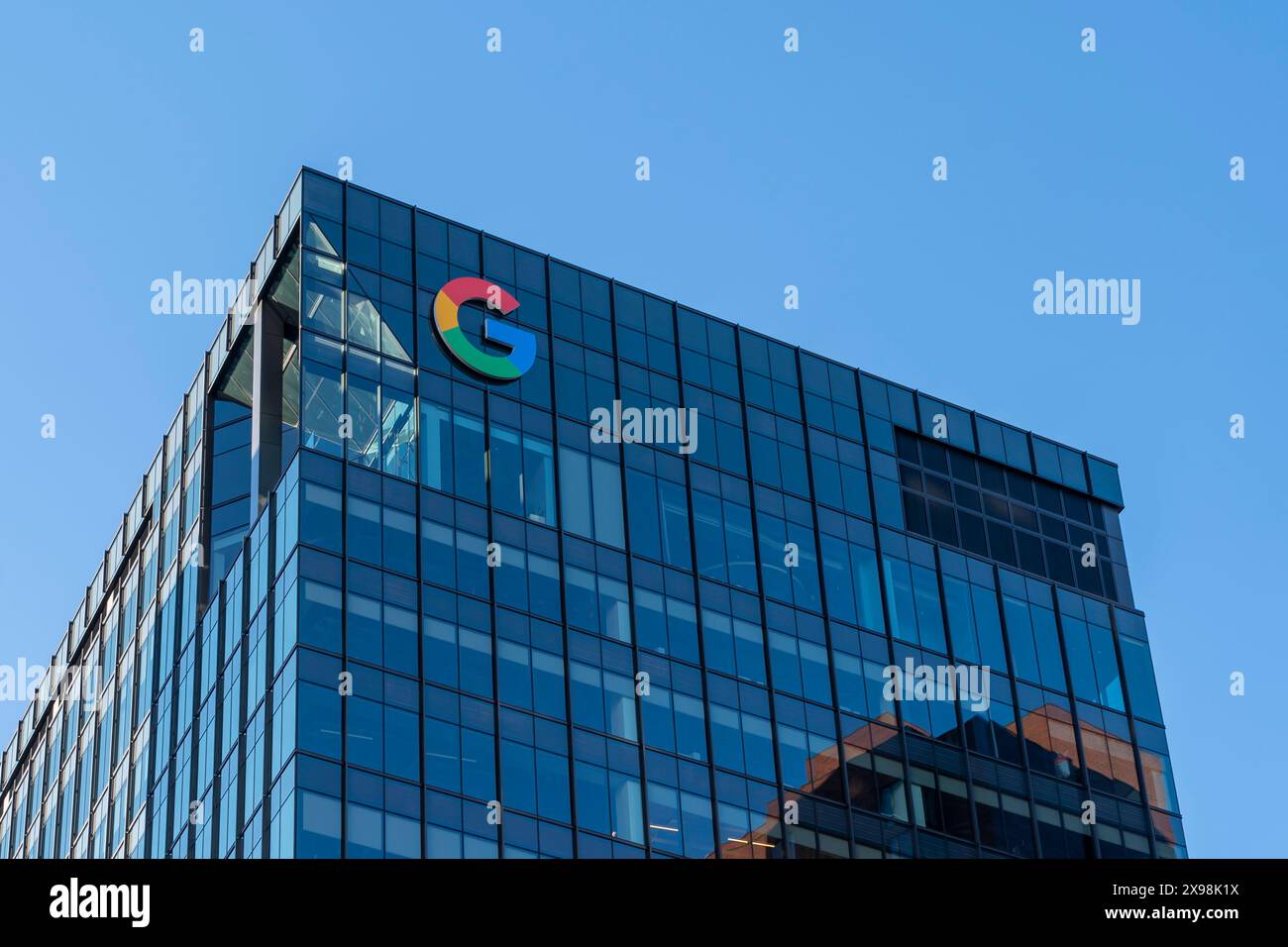 Logo de Google sur l’immeuble de bureaux à Cambridge, ma, États-Unis, le 11 novembre 2023. Banque D'Images