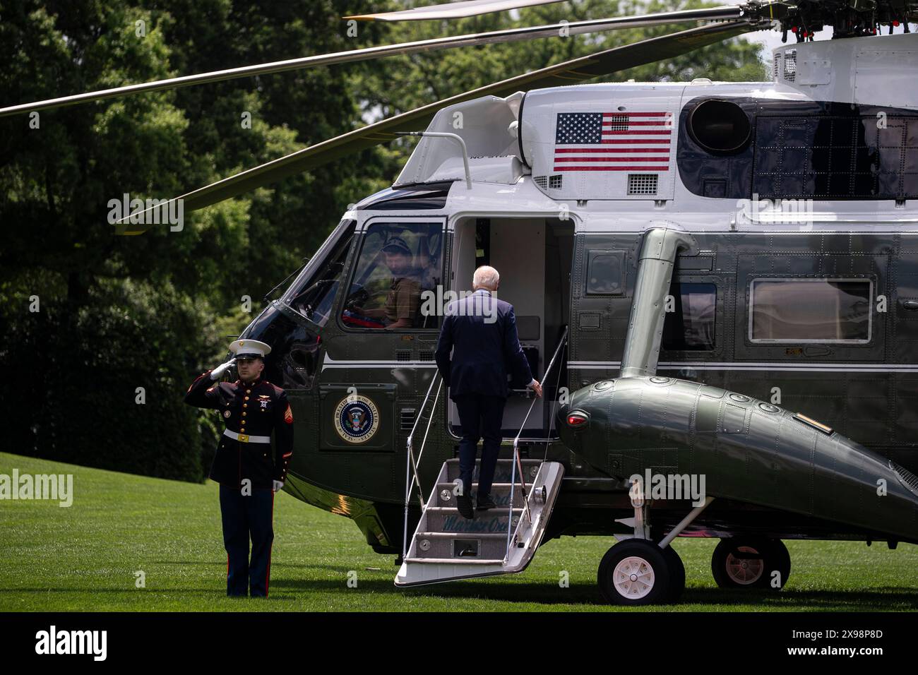 Washington, DC, États-Unis. 29 mai 2024. Le président des États-Unis Joe Biden embarque à bord de Marine One sur la pelouse sud de la Maison Blanche à Washington, DC, États-Unis, le mercredi 29 mai, 2024. mardi, la Maison Blanche a déclaré qu'une frappe israélienne sur un campement à Rafah, qui avait fait des dizaines de morts, était dévastatrice mais n'obligerait pas le Président Joe Biden à geler d'autres livraisons d'armes à destination du pays. Crédit : Al Drago/Pool via CNP/dpa/Alamy Live News Banque D'Images