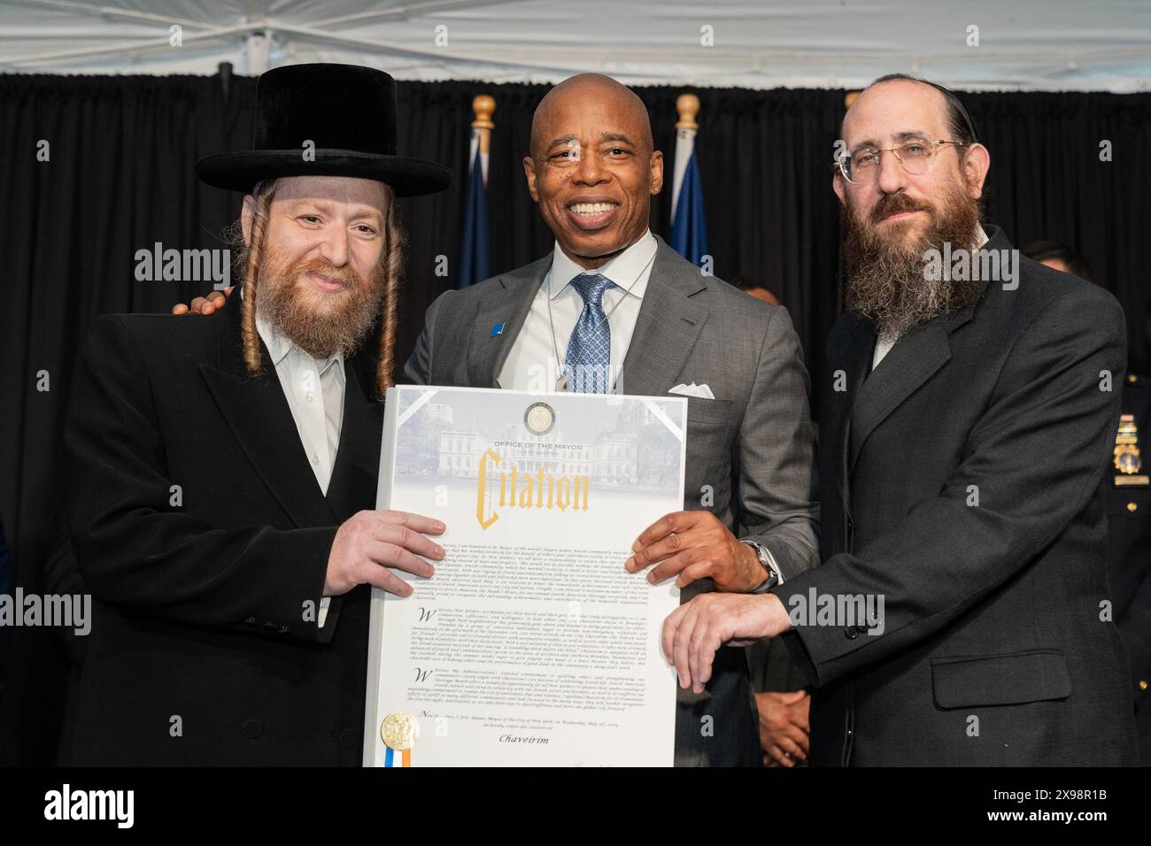 New York, États-Unis. 29 mai 2024. Les membres de l'organisation bénévole juive orthodoxe Chaverim reçoivent une citation du maire Eric Adams lors de la réception célébrant le patrimoine juif au manoir Gracie à New York le 29 mai 2024. (Photo de Lev Radin/Sipa USA) crédit : Sipa USA/Alamy Live News Banque D'Images