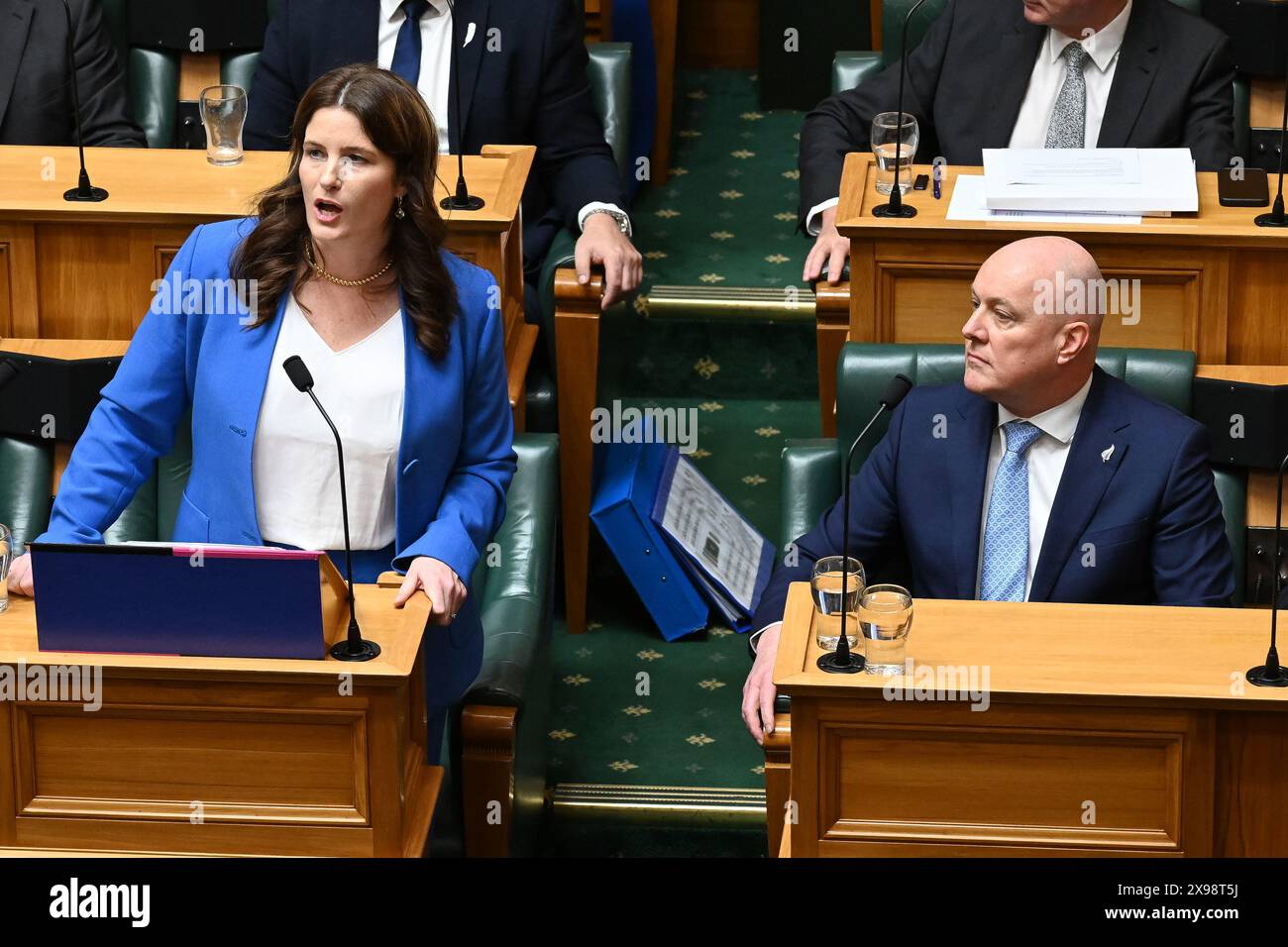 Wellington, Nouvelle-Zélande. 30 mai 2024. La ministre néo-zélandaise des Finances Nicola Willis prononce le discours sur le budget alors que le premier ministre néo-zélandais Chris Luxon (à droite) regarde le Parlement néo-zélandais à Wellington, en Nouvelle-Zélande, le jeudi 30 mai 2024. (AAP image/Ben McKay) NO ARCHIVING Credit : Australian Associated Press/Alamy Live News Banque D'Images