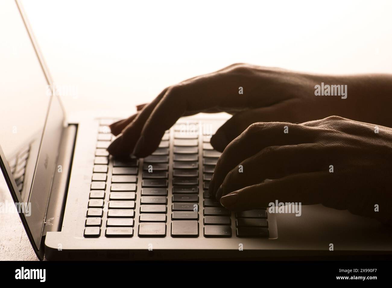 Photo du dossier datée du 04/03/2017 des mains d'une femme sur un clavier d'ordinateur portable. La grande majorité du grand public britannique a déclaré avoir été témoin de désinformation sur les médias sociaux, selon une nouvelle étude. Une étude de l'Alan Turing Institute a révélé que 94 % des personnes interrogées ont déclaré avoir vu de la désinformation en ligne. Date d'émission : jeudi 30 mai 2024. Banque D'Images