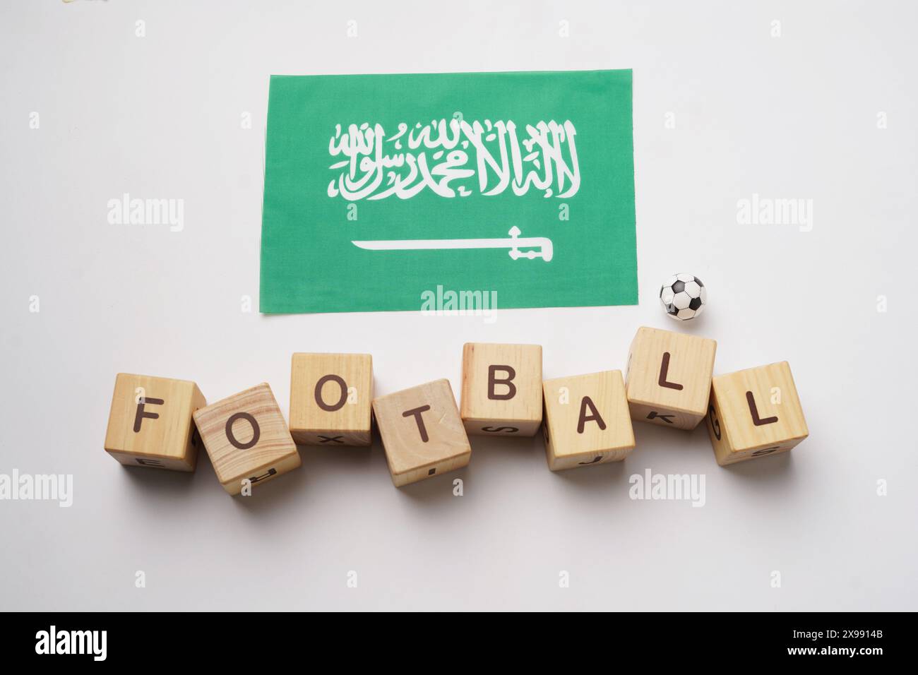 Drapeau de l'Arabie saoudite avec titre de football et fond blanc. concept de football Banque D'Images