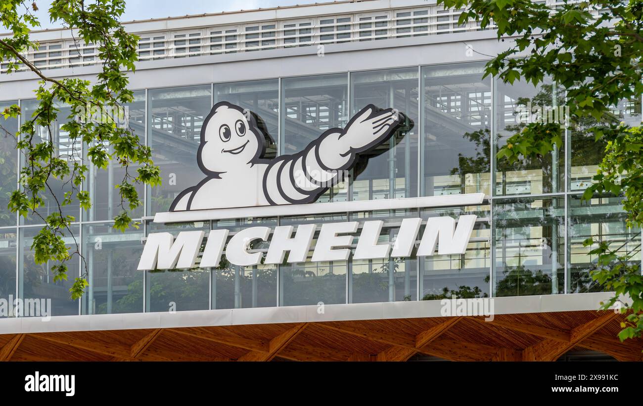 Enseigne et logo sur le bâtiment du siège de Michelin. Michelin est une multinationale française et l’un des leaders mondiaux de la fabrication de pneus Banque D'Images