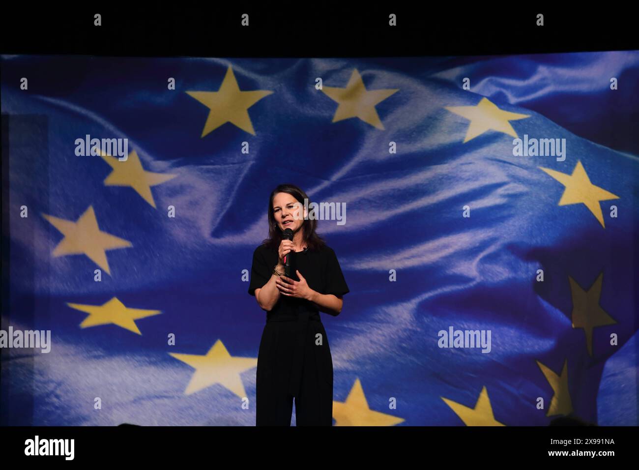 Annalena Baerbock Bundesaußenministerin spricht während einer Wahlkampfveranstaltung von Bündnis 90/Die Grünen zur Europawahl in der Schinkelhalle in Potsdam, 29. Mai 2024. Die Wahl findet AM 9. Etat Juni Europawahl Wahlkampf Bündnis 90/Die Grünen *** Annalena Baerbock Ministre fédérale des Affaires étrangères s'exprime lors d'une campagne électorale de Bündnis 90 Die Grünen pour les élections européennes dans la Schinkelhalle à Potsdam, 29 mai 2024 les élections auront lieu le 9 juin campagne électorale européenne Bündnis 90 Die Grünen Banque D'Images