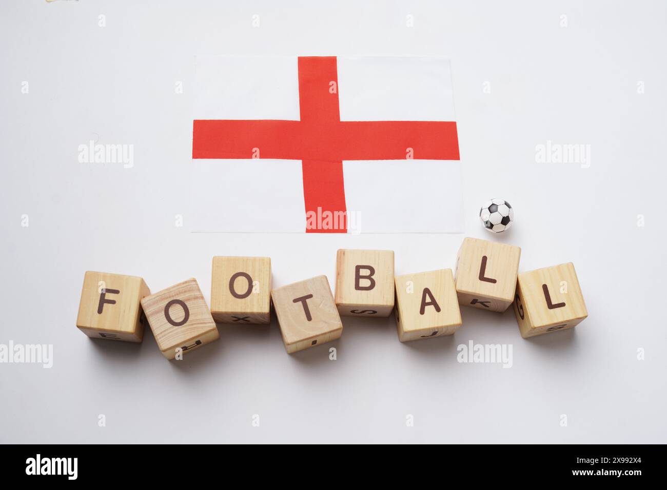 Drapeau de l'Angleterre avec titre de football et fond blanc. concept de football Banque D'Images