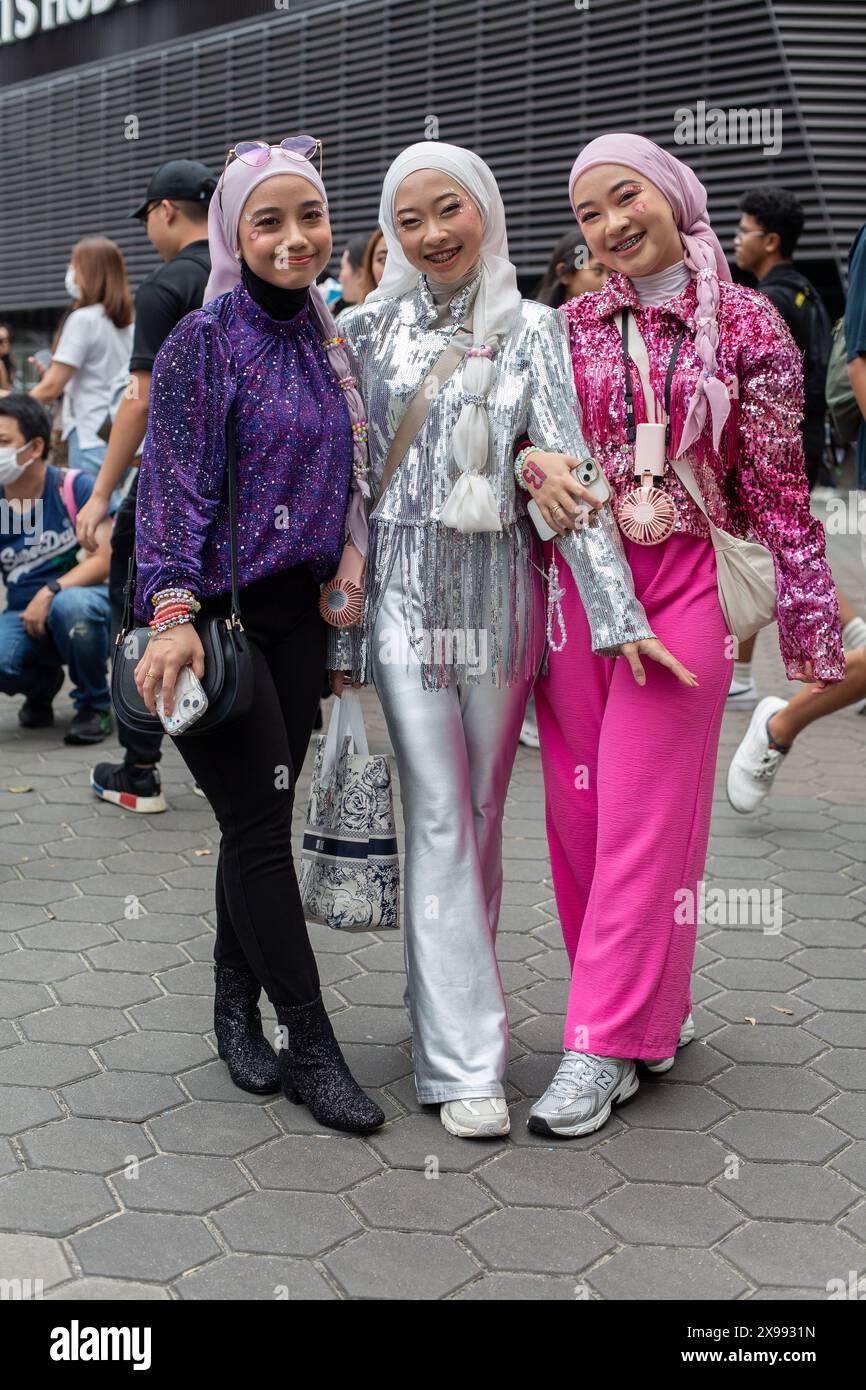 9 mars 2024, trois fans musulmans malais ou indonésiens en tenue scintillante posent dans la rue au concert Taylor Swift The Eras Tour à Singapour. Banque D'Images