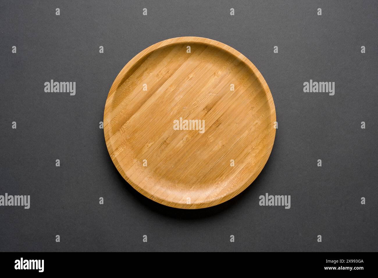 Plaque en bois sur fond gris foncé. ustensiles de cuisine faits à la main Banque D'Images